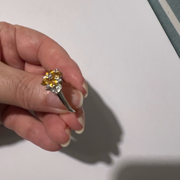 Elegant Yellow Gemstone Silver Ring - Picture 3 of 4